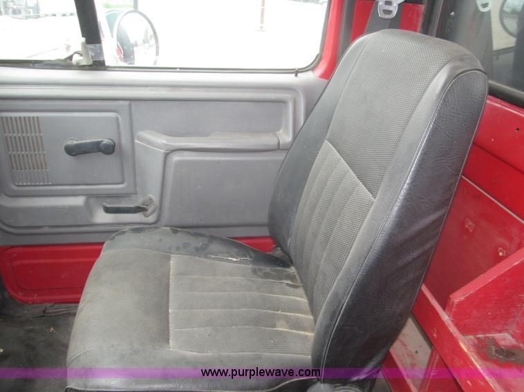 image for item F7066 1999 Ford F800 flatbed truck