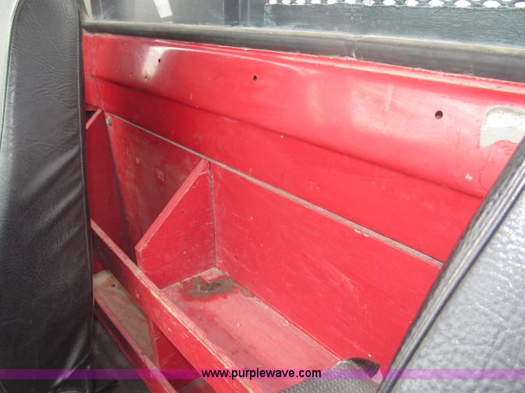 image for item F7066 1999 Ford F800 flatbed truck