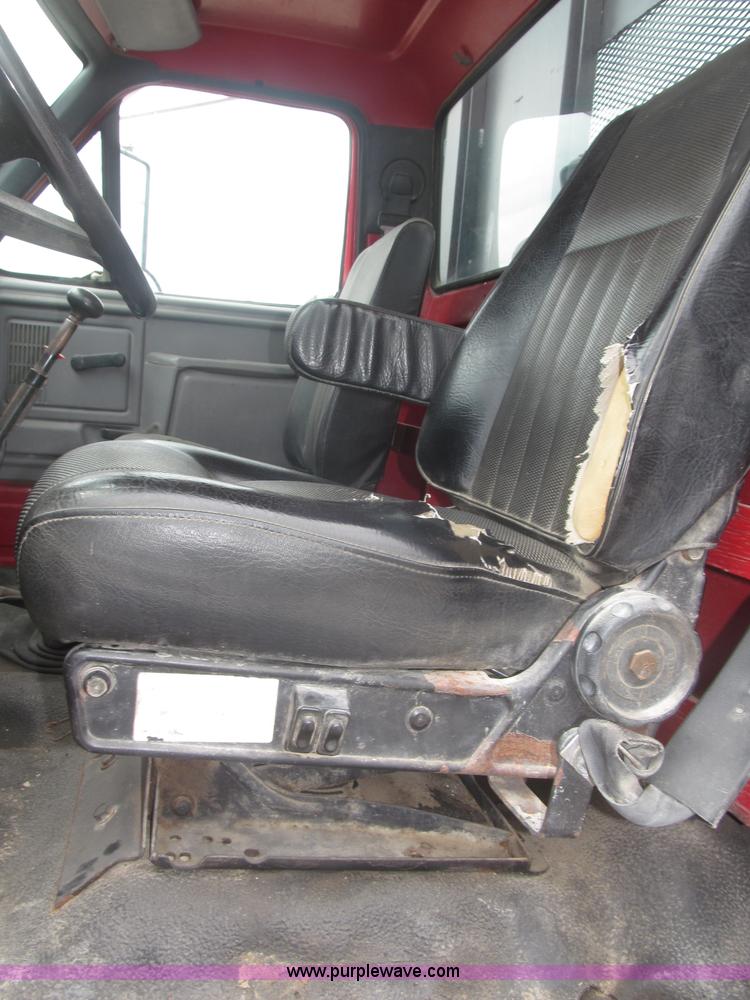 image for item F7066 1999 Ford F800 flatbed truck