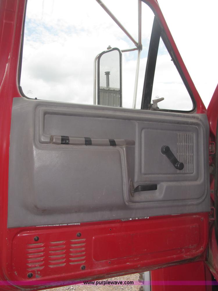 image for item F7066 1999 Ford F800 flatbed truck