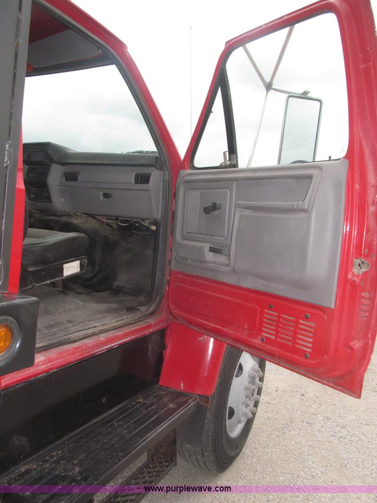 image for item F7066 1999 Ford F800 flatbed truck