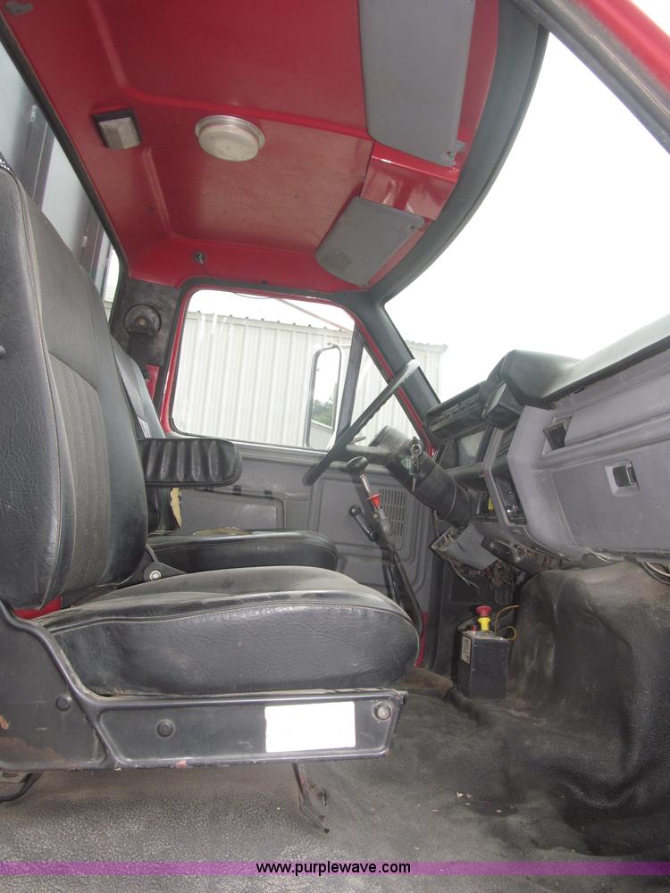 image for item F7066 1999 Ford F800 flatbed truck