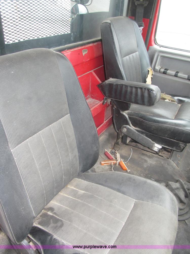 image for item F7066 1999 Ford F800 flatbed truck