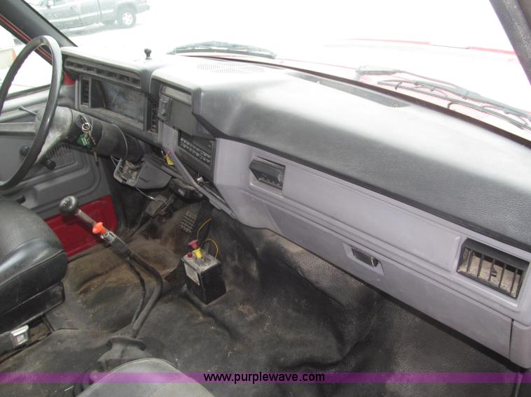 image for item F7066 1999 Ford F800 flatbed truck