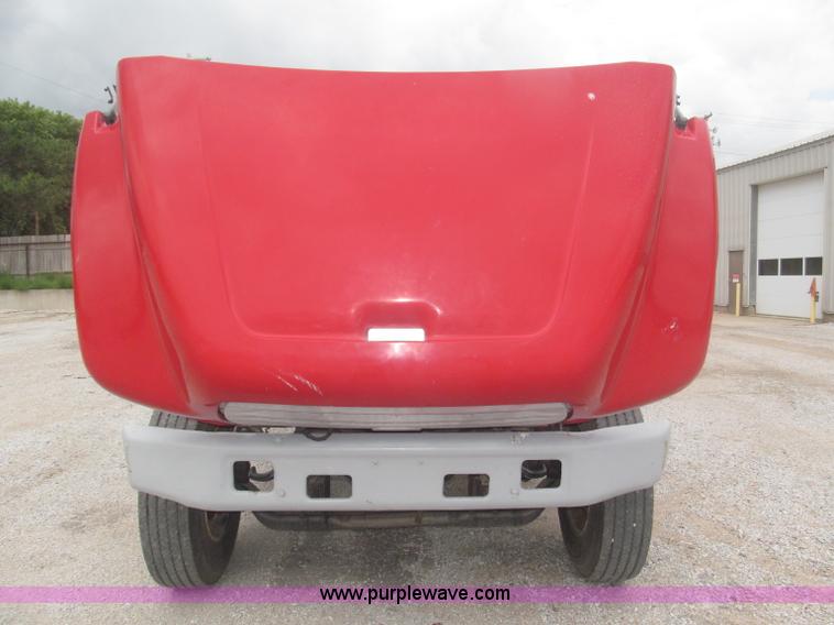 image for item F7066 1999 Ford F800 flatbed truck