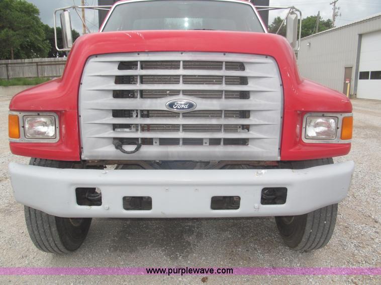 image for item F7066 1999 Ford F800 flatbed truck