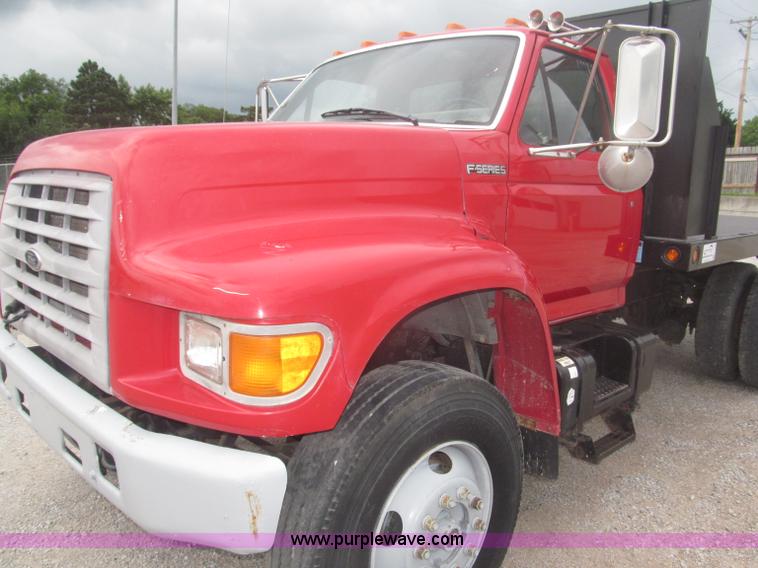 image for item F7066 1999 Ford F800 flatbed truck