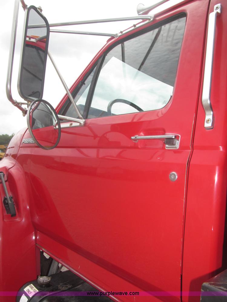 image for item F7066 1999 Ford F800 flatbed truck