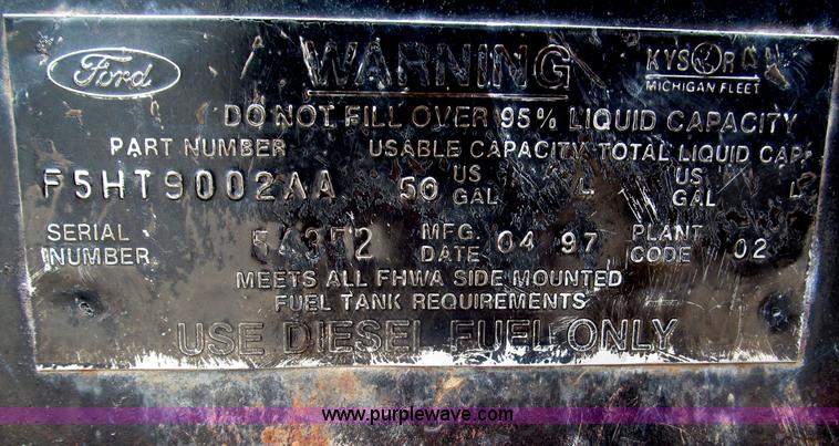 image for item F7066 1999 Ford F800 flatbed truck