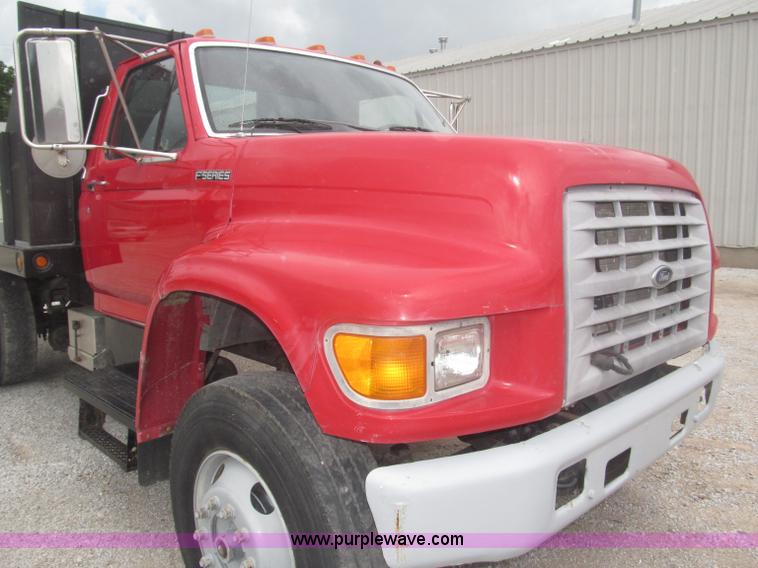 image for item F7066 1999 Ford F800 flatbed truck