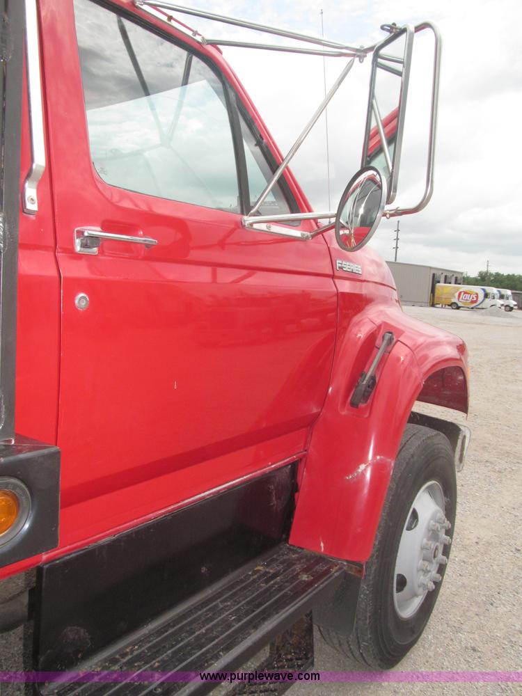 image for item F7066 1999 Ford F800 flatbed truck