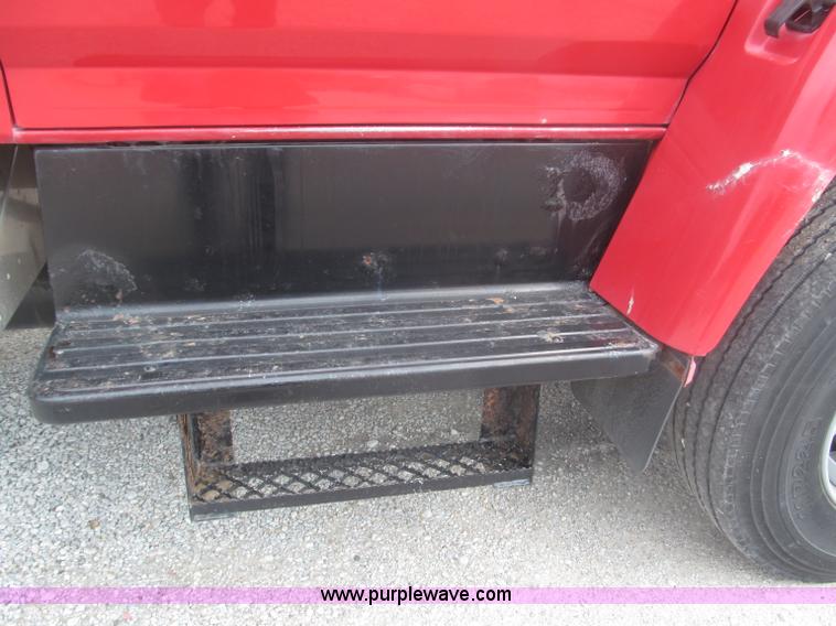 image for item F7066 1999 Ford F800 flatbed truck