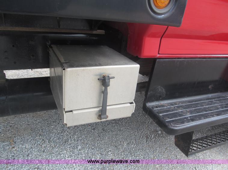 image for item F7066 1999 Ford F800 flatbed truck