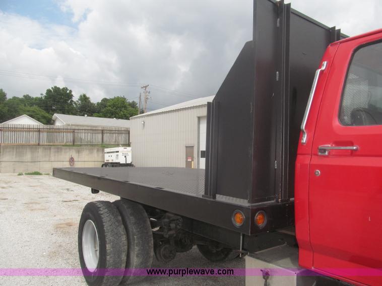 image for item F7066 1999 Ford F800 flatbed truck