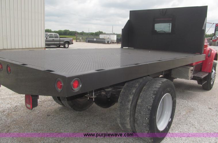image for item F7066 1999 Ford F800 flatbed truck