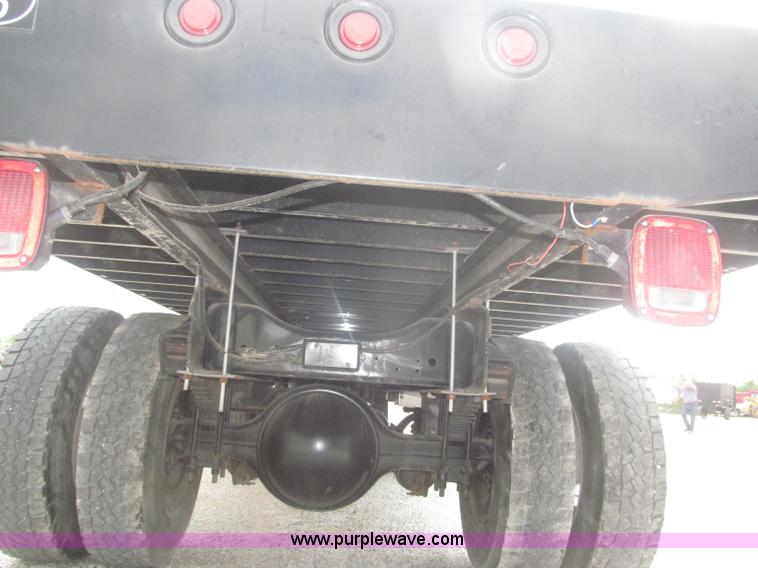 image for item F7066 1999 Ford F800 flatbed truck