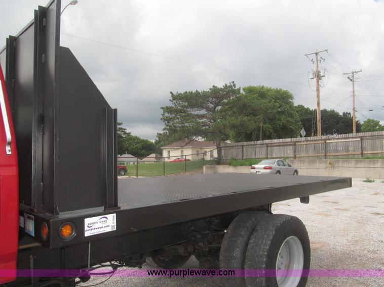 image for item F7066 1999 Ford F800 flatbed truck