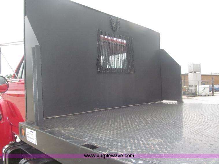image for item F7066 1999 Ford F800 flatbed truck