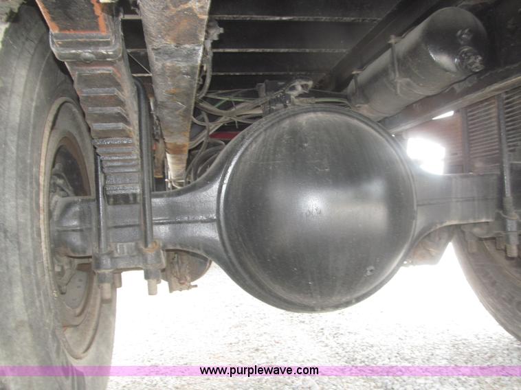 image for item F7066 1999 Ford F800 flatbed truck