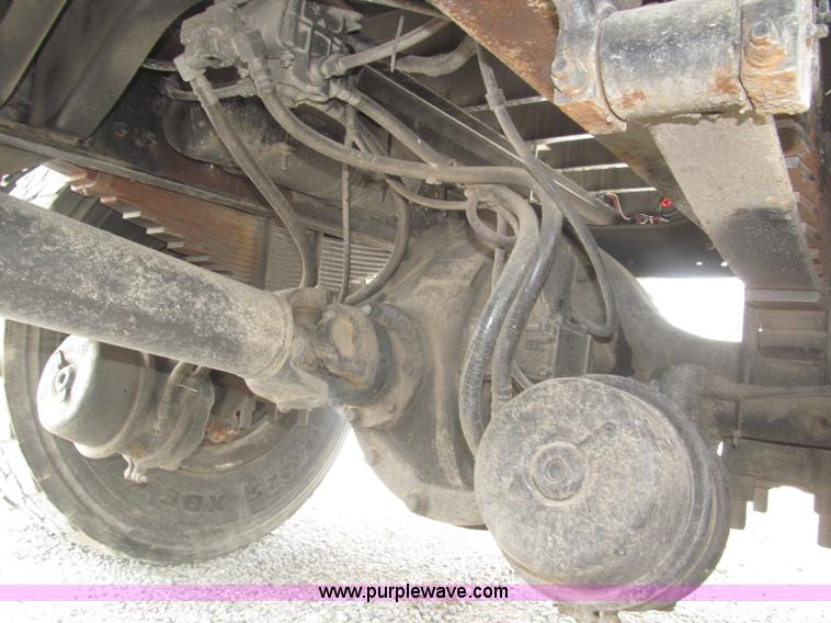 image for item F7066 1999 Ford F800 flatbed truck