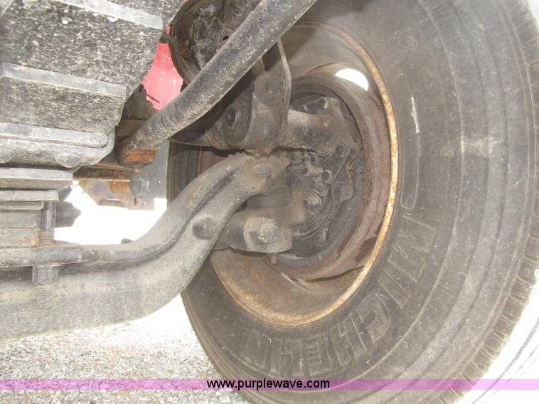 image for item F7066 1999 Ford F800 flatbed truck