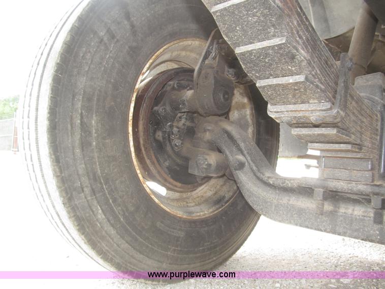 image for item F7066 1999 Ford F800 flatbed truck