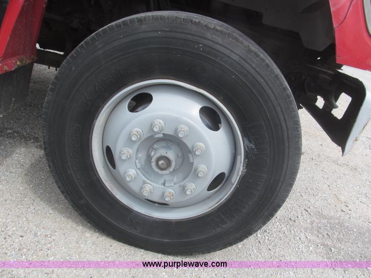 image for item F7066 1999 Ford F800 flatbed truck