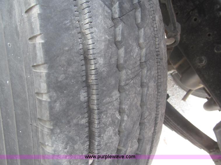 image for item F7066 1999 Ford F800 flatbed truck