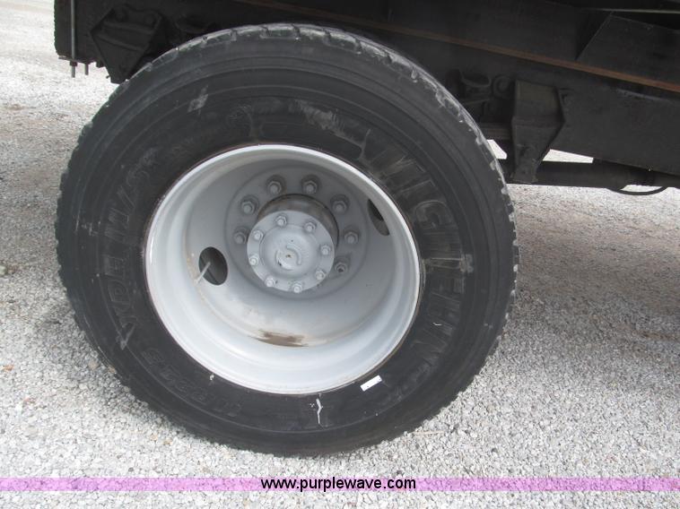 image for item F7066 1999 Ford F800 flatbed truck