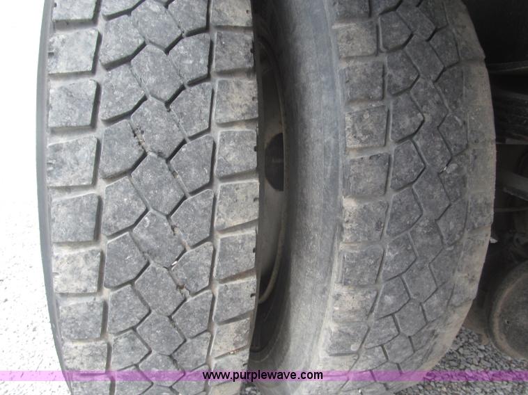 image for item F7066 1999 Ford F800 flatbed truck