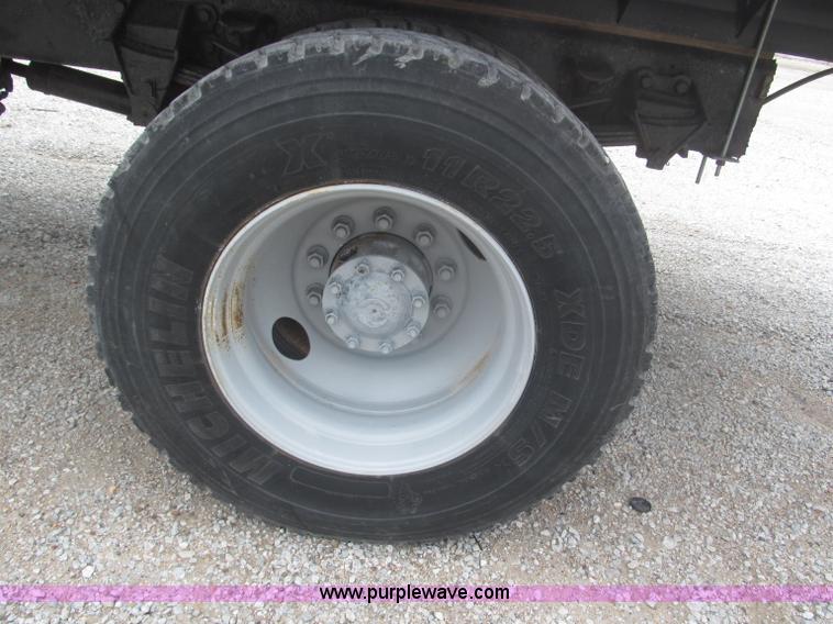 image for item F7066 1999 Ford F800 flatbed truck