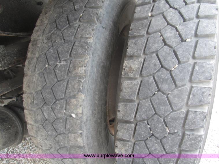 image for item F7066 1999 Ford F800 flatbed truck