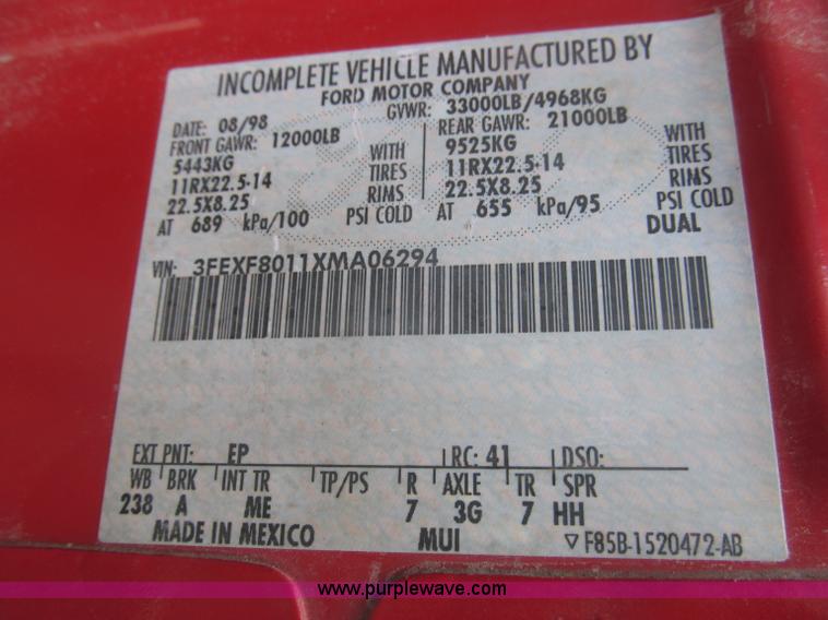 image for item F7066 1999 Ford F800 flatbed truck