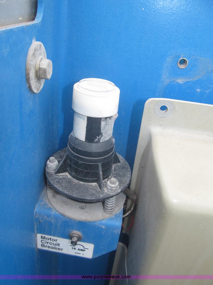 image for item F7076 1999 Genie Z34/22N narrow electric boom lift