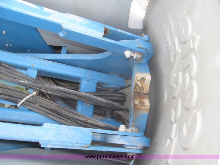 image for item F7076 1999 Genie Z34/22N narrow electric boom lift