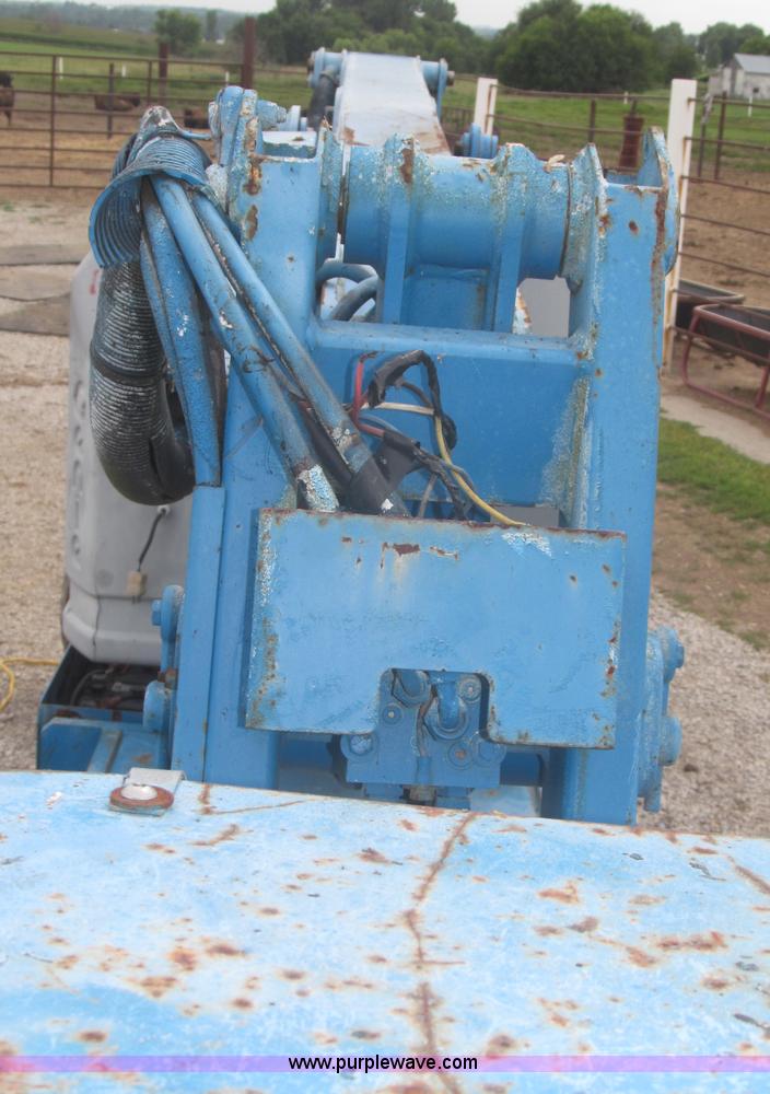 image for item F7076 1999 Genie Z34/22N narrow electric boom lift