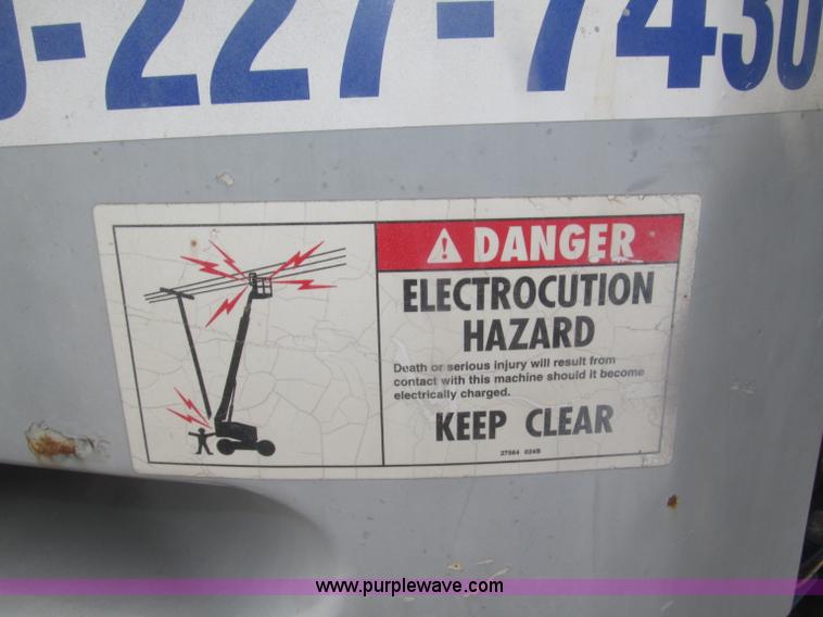 image for item F7076 1999 Genie Z34/22N narrow electric boom lift