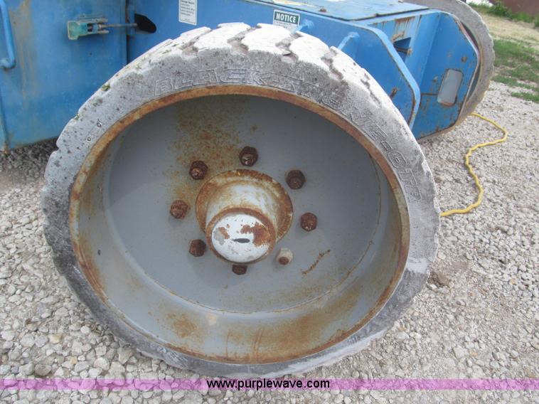 image for item F7076 1999 Genie Z34/22N narrow electric boom lift