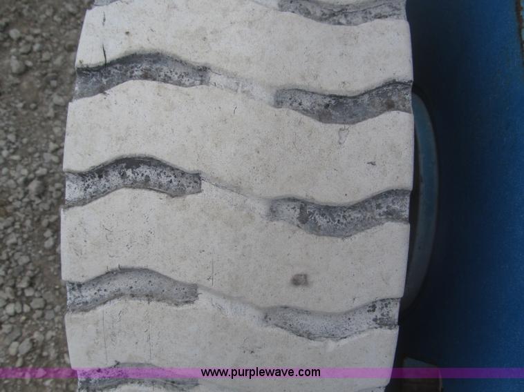 image for item F7076 1999 Genie Z34/22N narrow electric boom lift