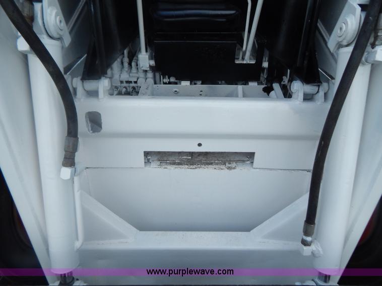 image for item G3329 Bobcat 980 skid steer