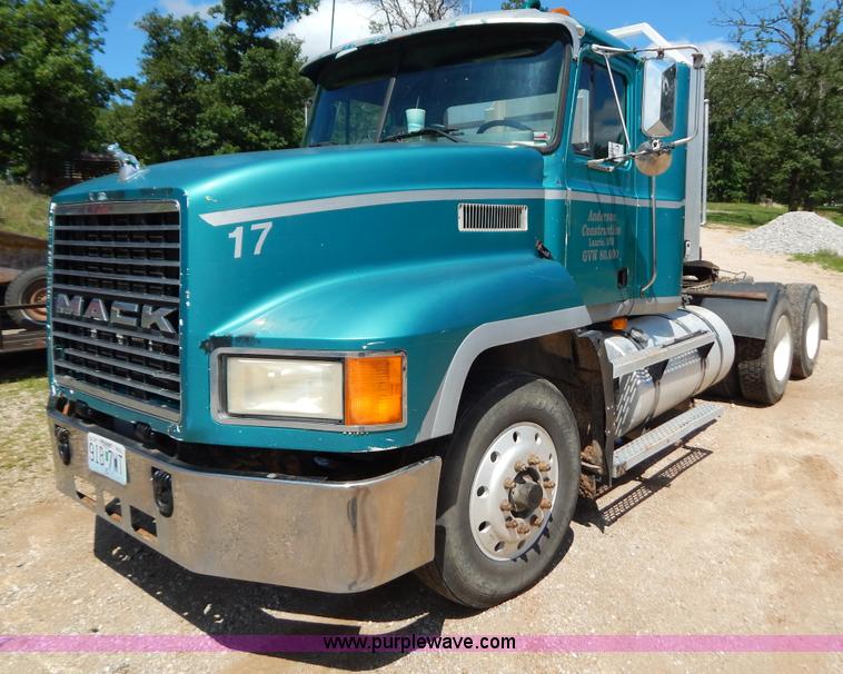 image for item G3378 1994 Mack CH613 semi truck