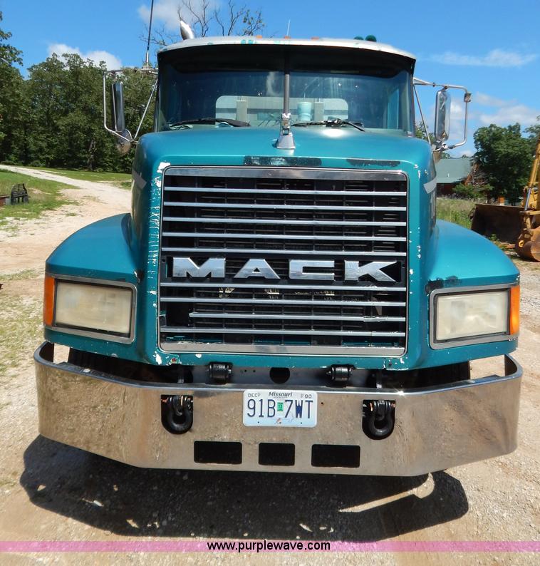 image for item G3378 1994 Mack CH613 semi truck