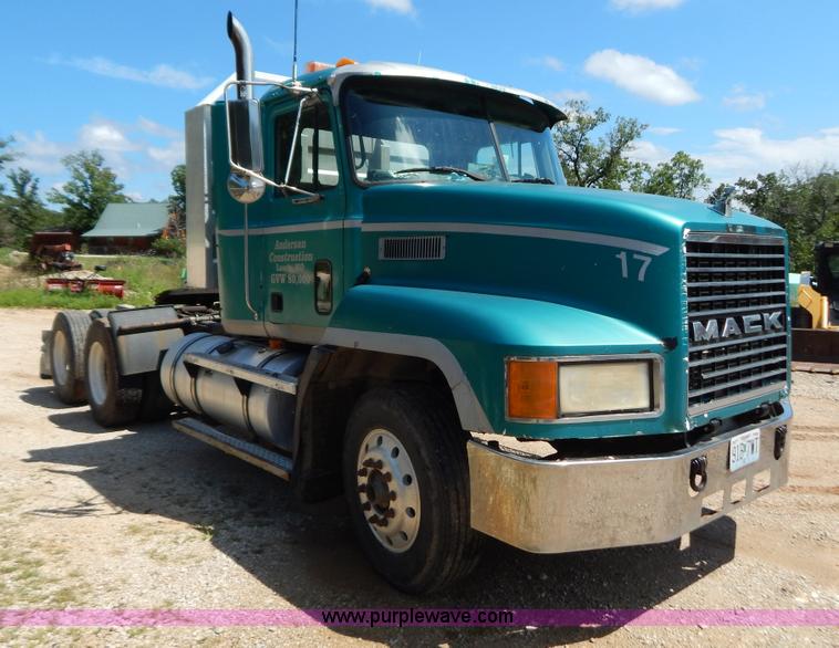 image for item G3378 1994 Mack CH613 semi truck