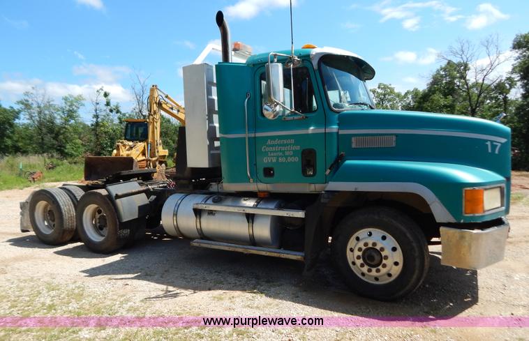 image for item G3378 1994 Mack CH613 semi truck