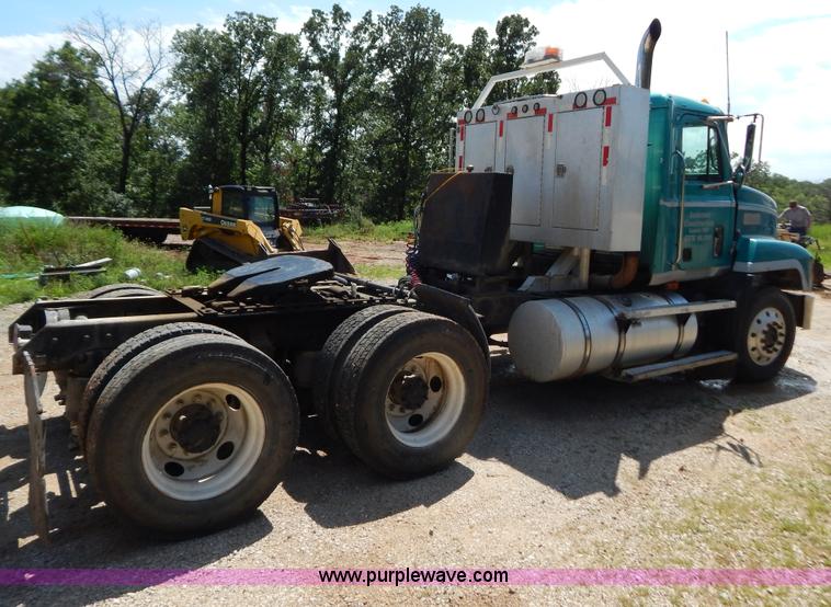 image for item G3378 1994 Mack CH613 semi truck