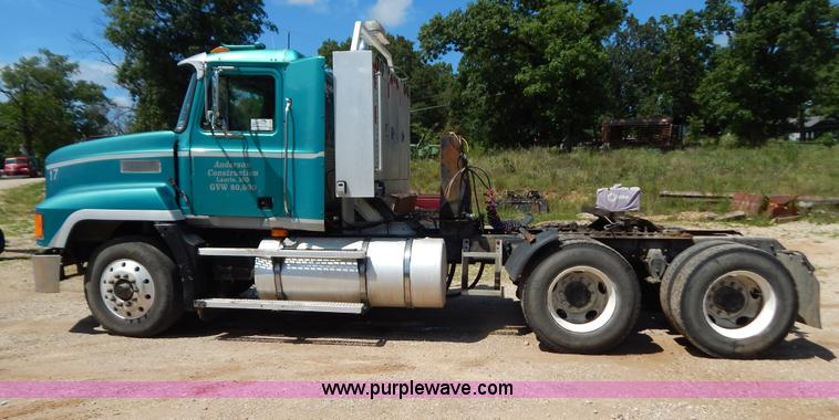 image for item G3378 1994 Mack CH613 semi truck