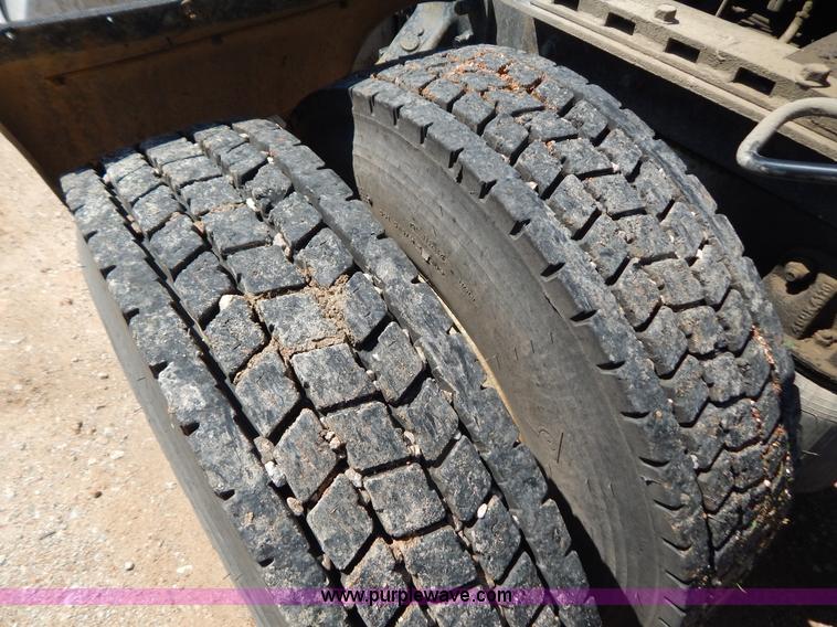 image for item G3378 1994 Mack CH613 semi truck