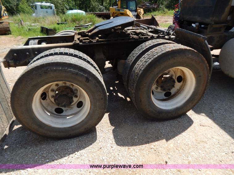 image for item G3378 1994 Mack CH613 semi truck