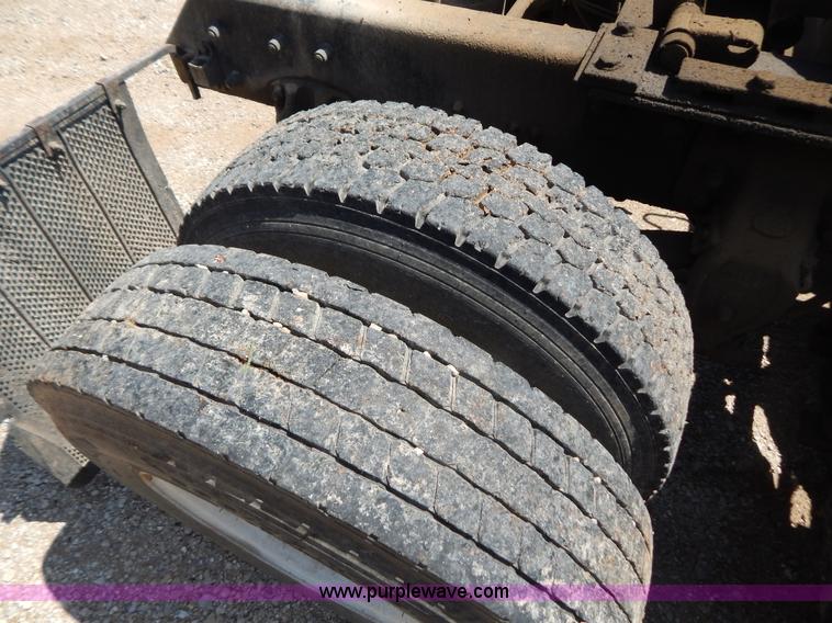 image for item G3378 1994 Mack CH613 semi truck