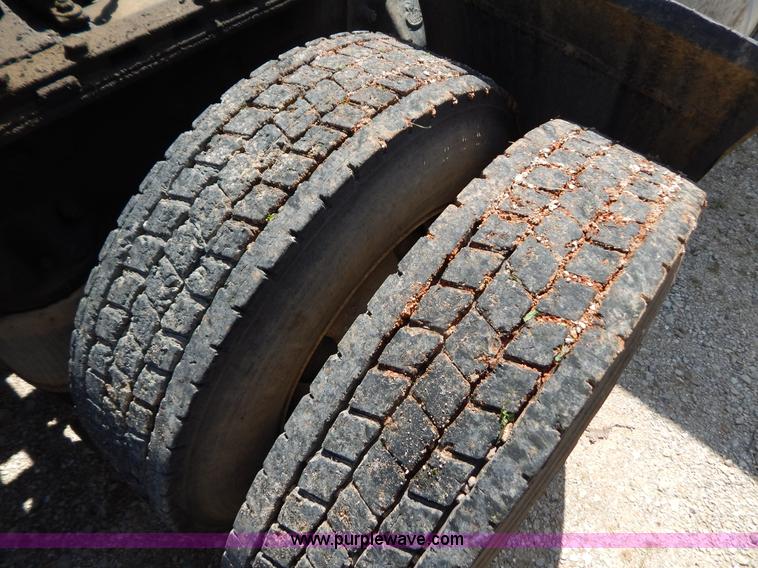 image for item G3378 1994 Mack CH613 semi truck